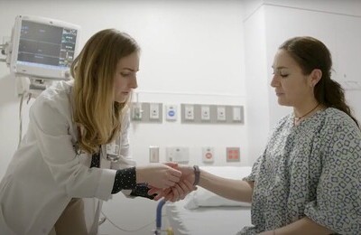 Кодирование Аквилонг в Ожерелье Врач держит пациентку за руку