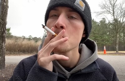 Лечение зависимости от табакокурения в Ожерелье Мужчина с сигаретой делает затяжку