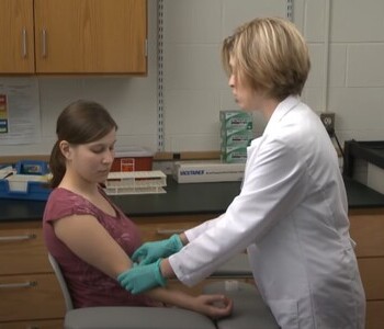 Лечение зависимости от аптечных препаратов в Ожерелье Врач делает инъекцию пациентке